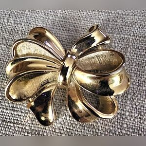 Vintage Trifari Smooth and Textured Gold Tone Ribbon Bow Brooch